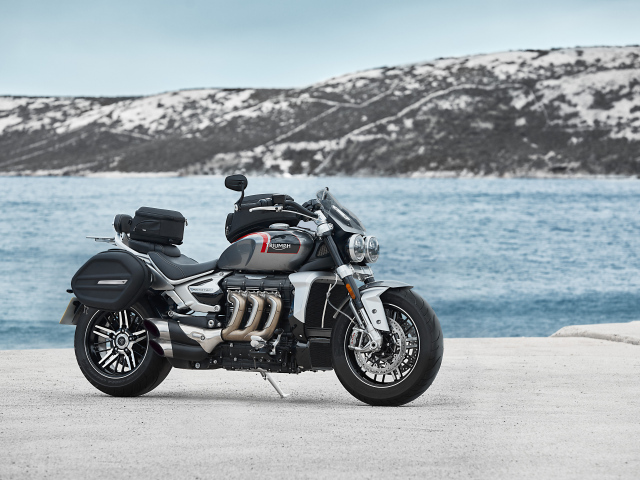 Большой черный мотоцикл Triumph Rocket 3, 2021 года у воды