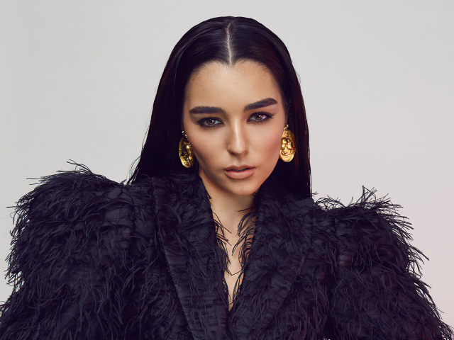 Австралийская певица Индиана Массара в черном наряде