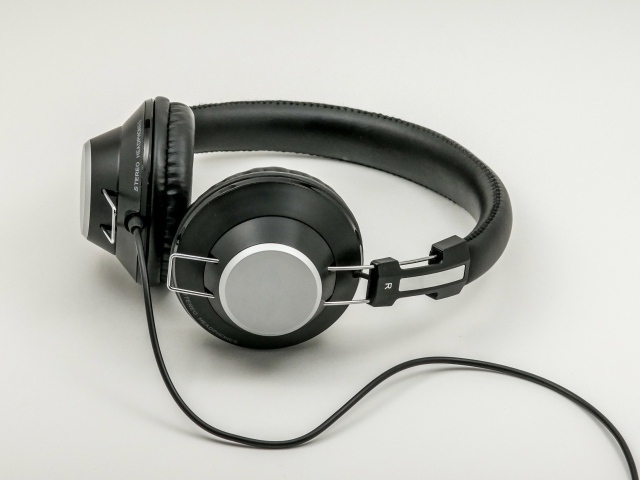 Большие черные наушники на сером фоне