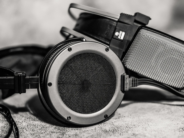 Черные наушники и студийный микрофон