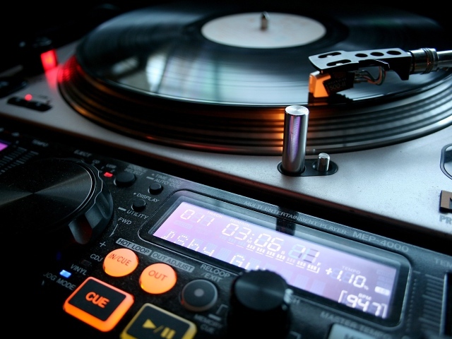 Диджейский виниловый проигрыватель 