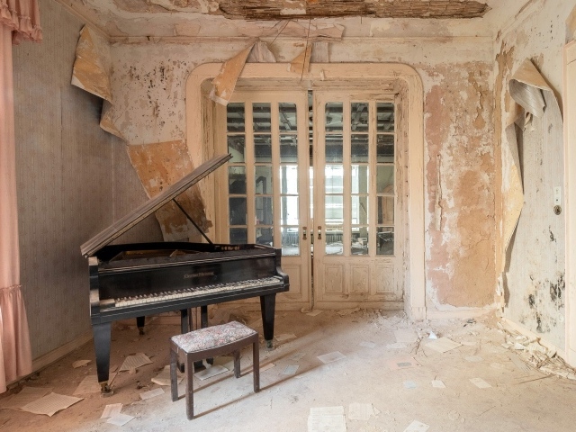 Старая заброшенная квартира с роялем 