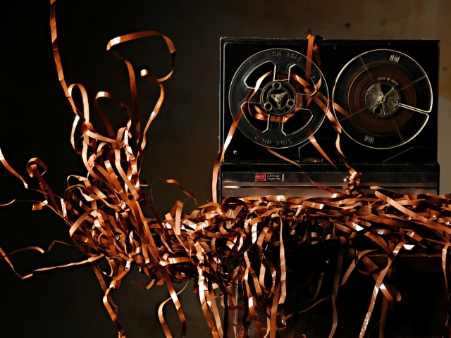 Старый бобинный магнитофон с лентой