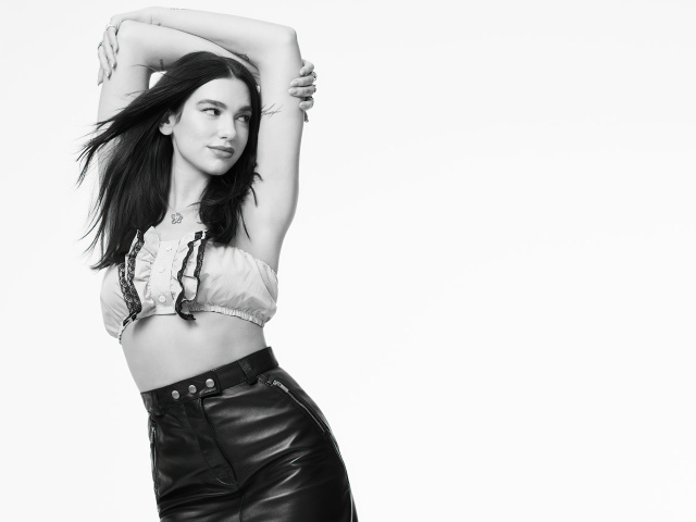 Певица Дуа Липа на белом фоне, черно-белое фото