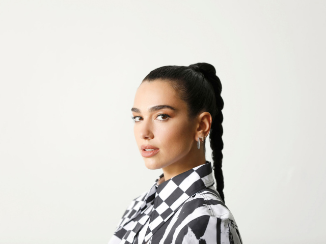 Певица Дуа Липа с косой на голове