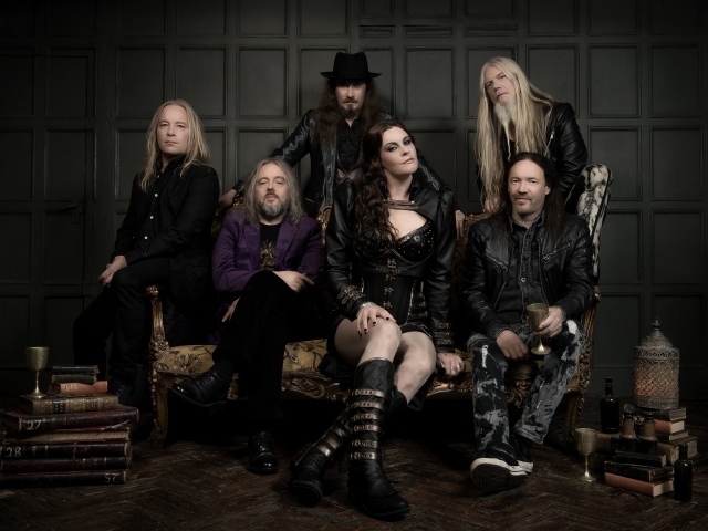 Состав группы Nightwish сидит на диване