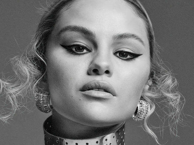 Лицо певицы Селена Гомес на сером фоне