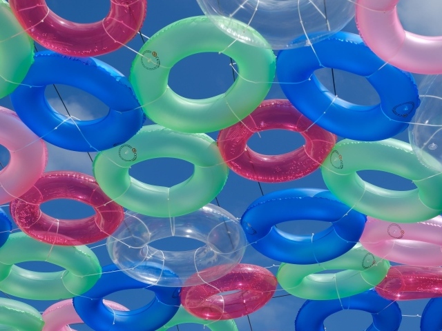 Много разноцветных надувных кругом в небе 