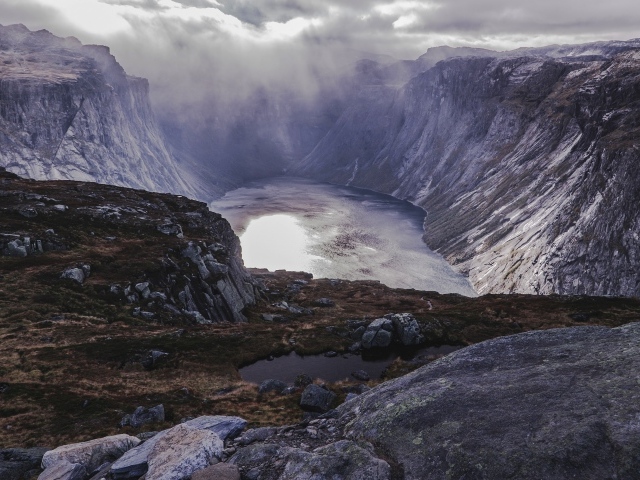 Красивый вид на залив под грозовым небом