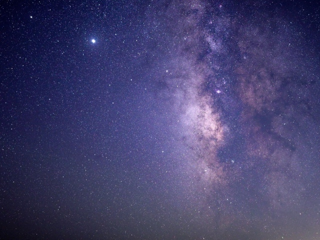 Фиолетовый млечный путь в звездном небе 
