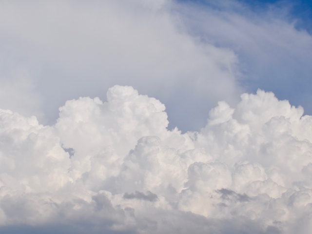 Густые белые облака в небе 