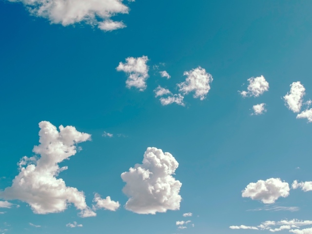 Белые облака в ясном голубом небе