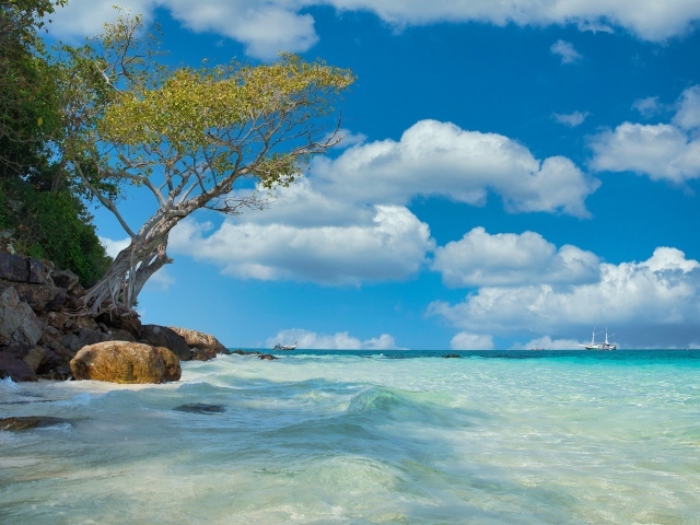 Белые облака в небе над голубой водой океана