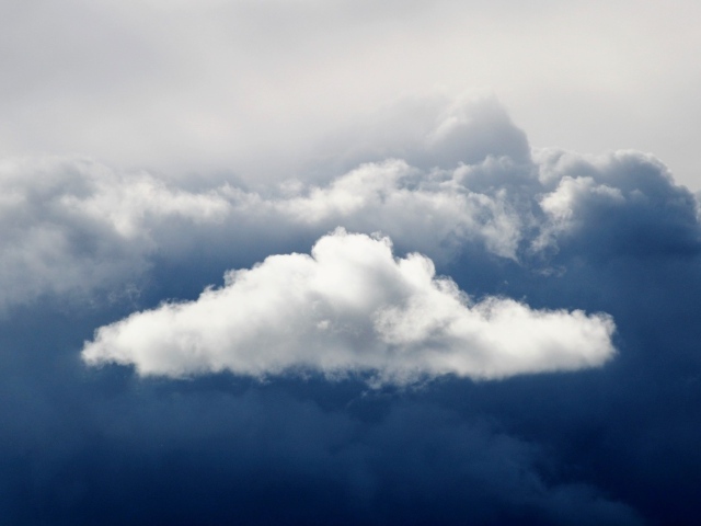 Белые облака в грозовом небе 