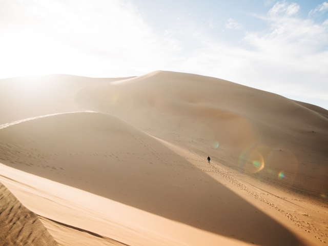Горячая раскаленная на солнце пустыня 