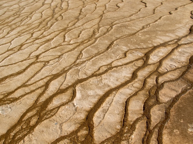 Трещины на песке крупным планом