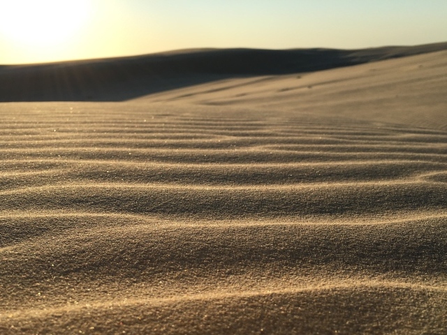 Золотистый песок в пустыне волнами