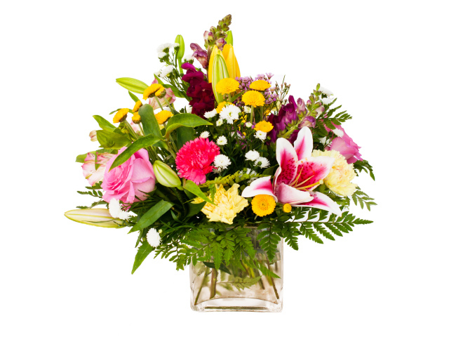 Красивый букет в стеклянной вазе на белом фоне