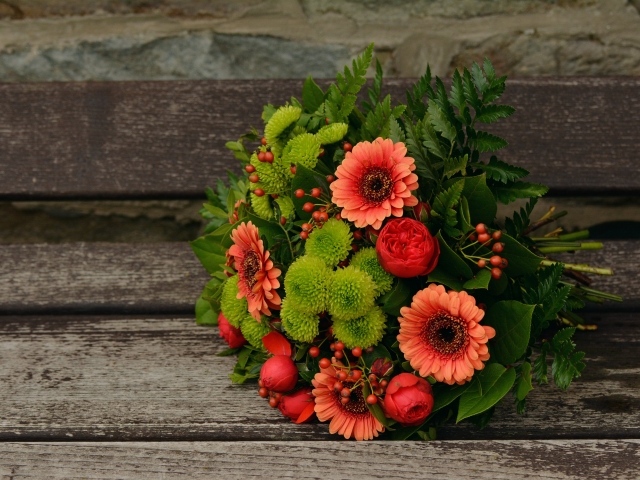 Красивый букет на деревянной лавке