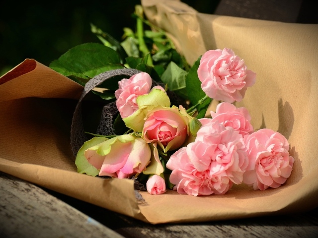 Букет розовых роз в бумаге
