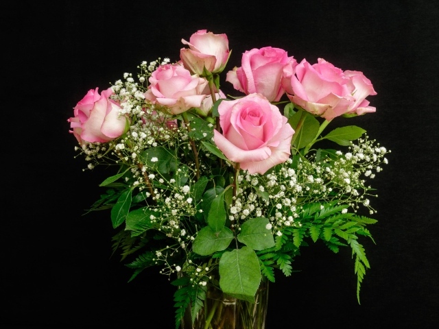 Букет розовых роз с белыми цветами на черном фоне