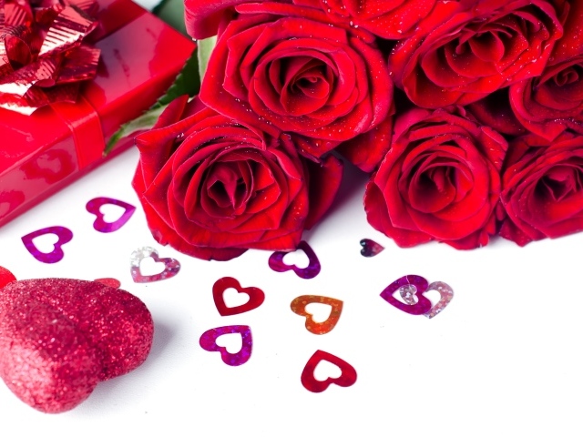 Букет красных роз с сердечками на белом фоне