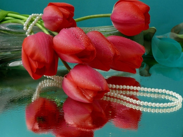 Букет красных тюльпанов и жемчужные бусы
