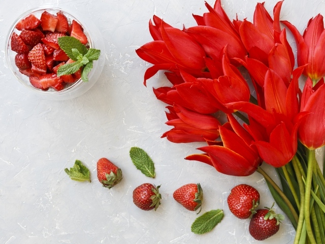 Букет красных тюльпанов с ягодами клубники 