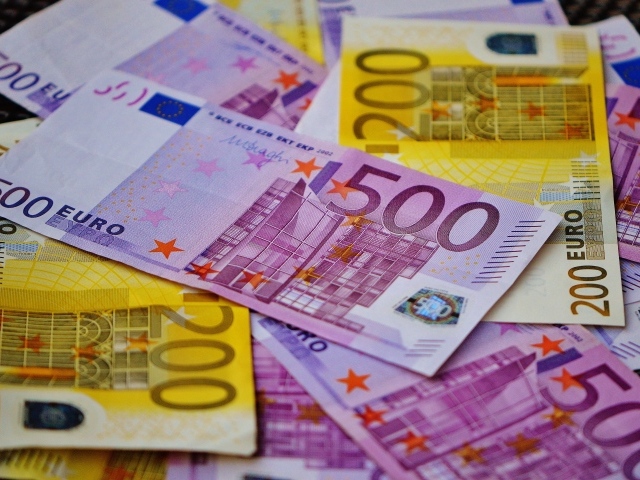 Розовые и желтые купюры евро крупным планом