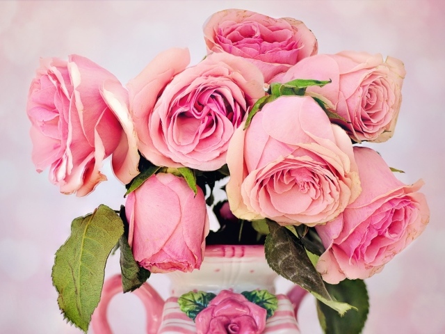 Увядшие розовые розы в вазе 