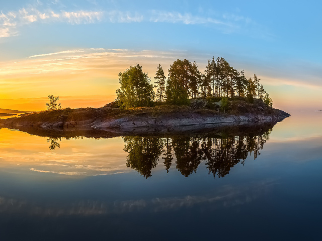 Остров на середине реки на закате 