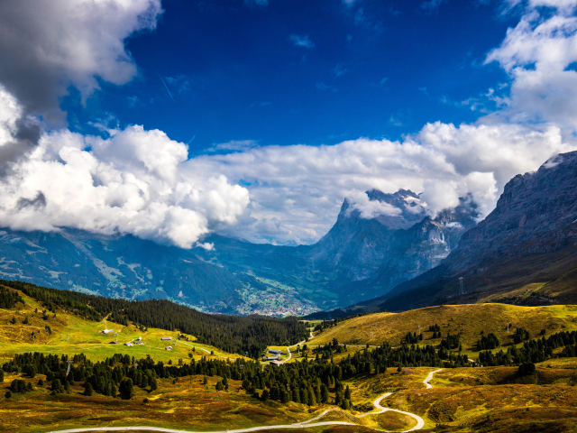 Красивый вид на горы под густыми белыми облаками