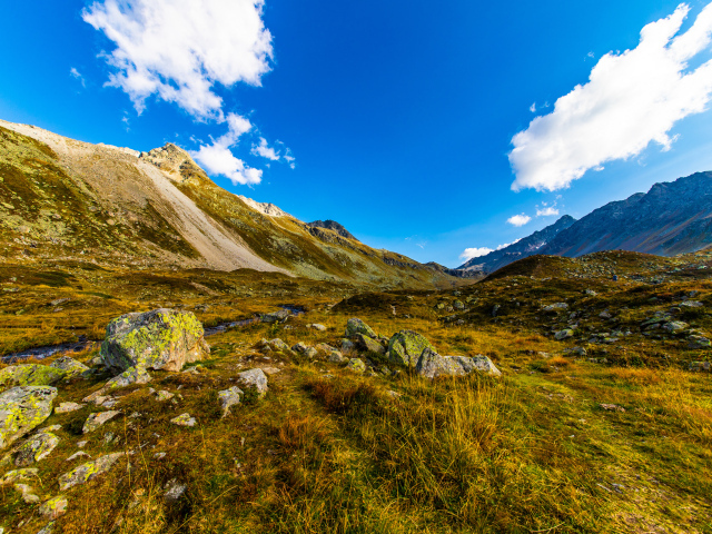 Красивые горы под ясным голубым небом летом