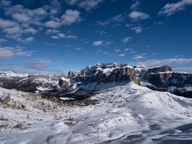 Большие каменные горы покрыты снегом