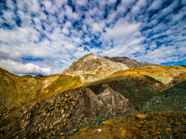 Швейцарские Альпы под голубым небом с белыми облаками