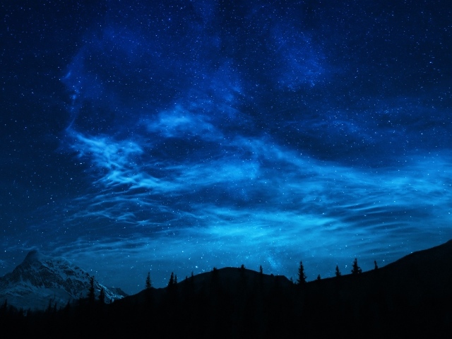 Красивое ночное небо над заснеженной горой