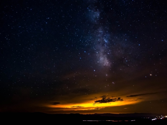 Красивый желтый свет в ночном небе 