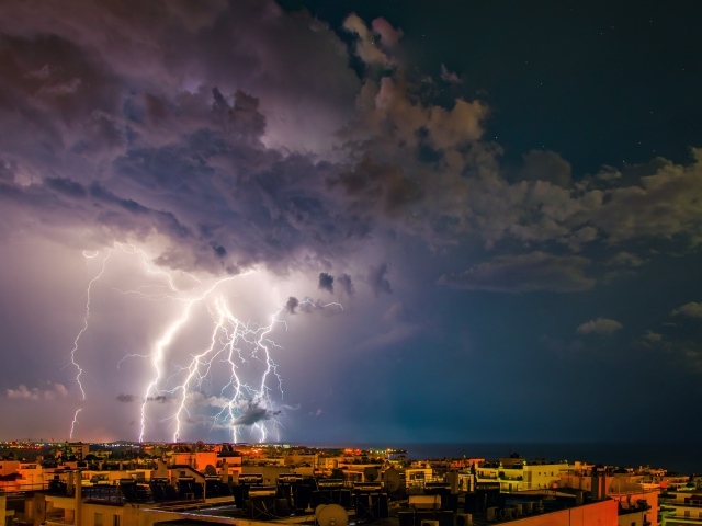 Шторм с молнией на фоне ночного города 