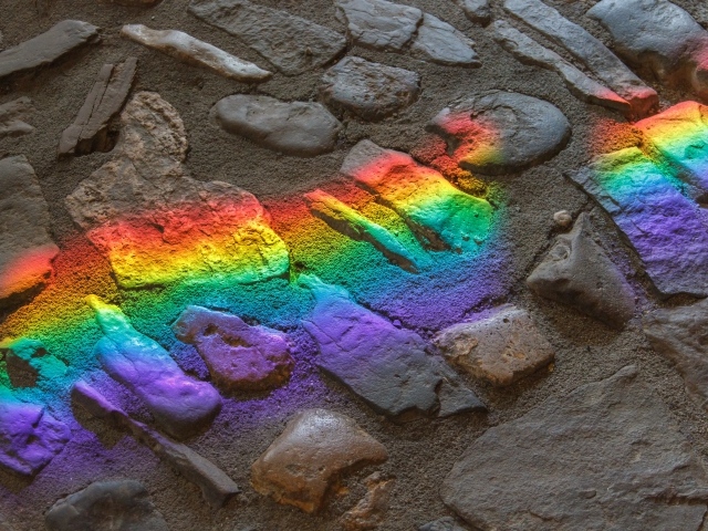Радужный рисунок на каменной брусчатке 