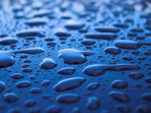 Капли дождя на черном поверхности 