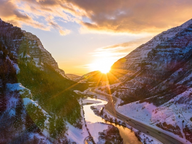 Дорога в каньоне между гор в лучах яркого солнца