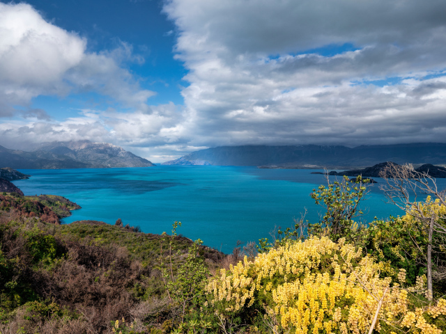 Густые белые облака над озером в горах 