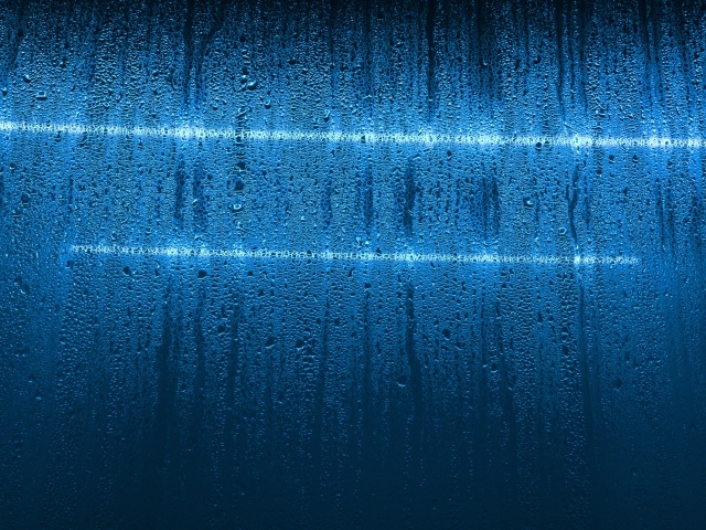 Мокрая голубая стена с белыми линиями