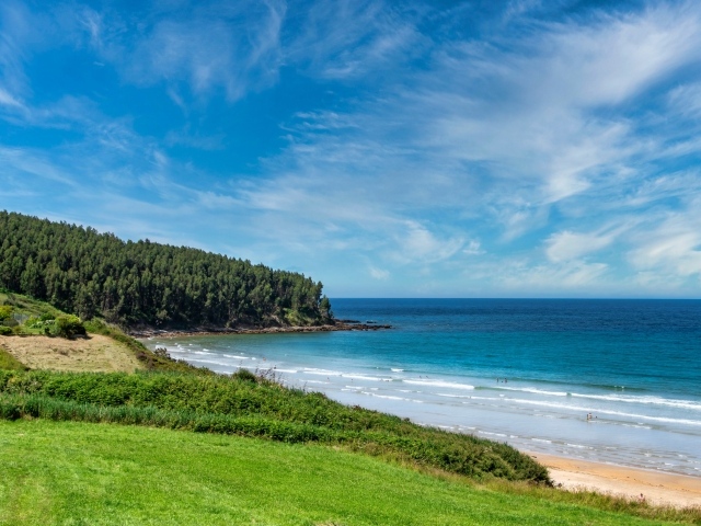 Красивое голубое небо с белыми облаками над морем 