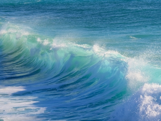 Красивые голубые волны с белой пеной в море 
