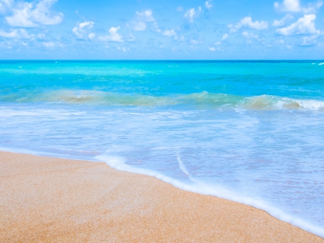 Красивый спокойный голубой океан на желтом песке 