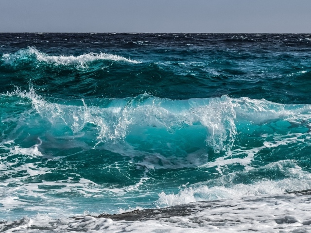 Голубые волны бушуют в море 