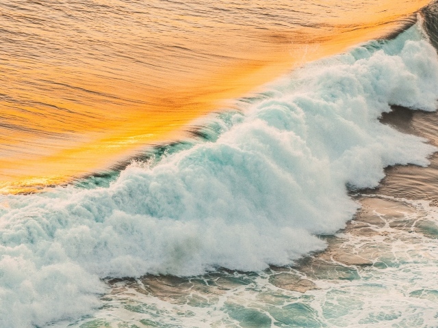 Бушующая белая пена на берегу океана 