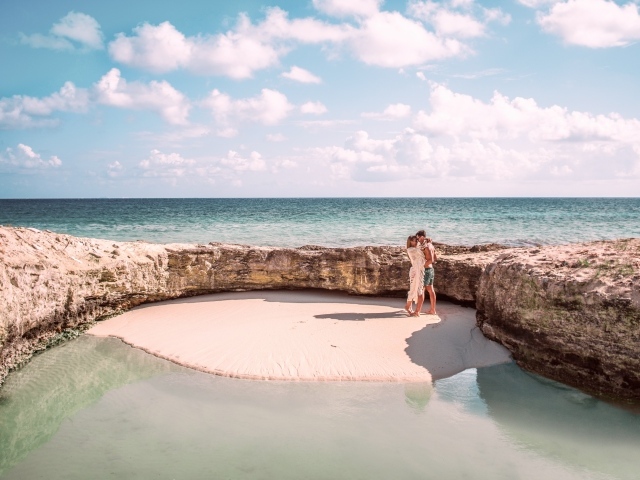 Каменное ограждение на морском пляже летом 