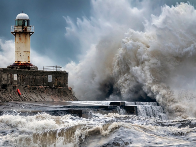 Штормовые волны бьются о маяк 